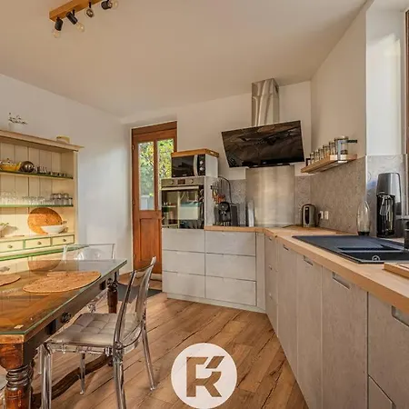 Garden In The City - Train Station/city Center Apartment